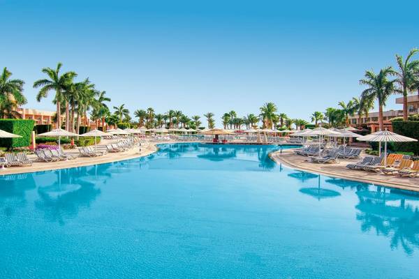 Außenpoolbereich des LABRANDA Club Makadi Hotels mit Sonnenliegen und Sonnenschirmen.
