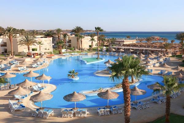 Luftaufnahme des LABRANDA Club Makadi Resorts mit großem Pool und Sonnenliegen