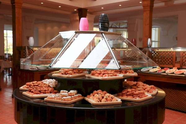 Dessertbuffet im LABRANDA Club Makadi Hotel mit verschiedenen Gebäckstücken.