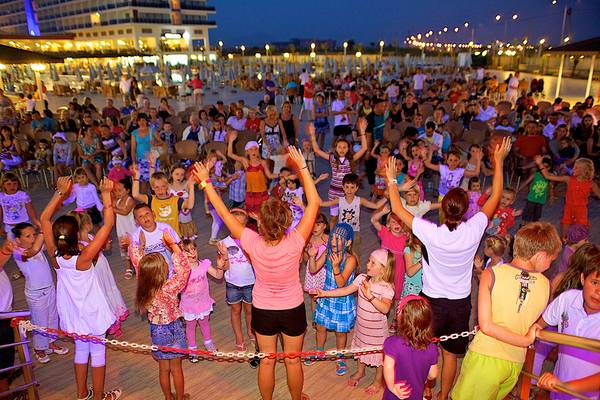 Gruppe von Kindern und Erwachsenen tanzt bei einer Abendveranstaltung im Eftalia Aqua Resort.