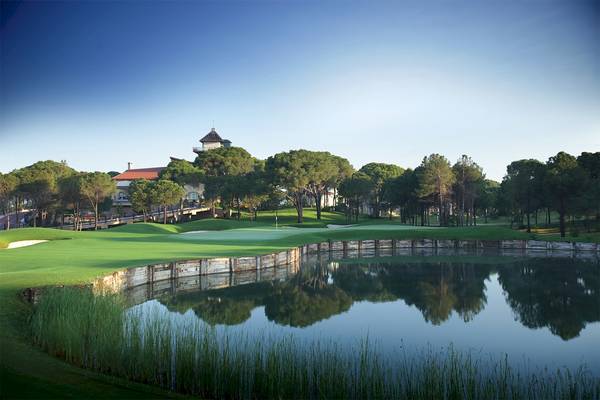 Außenansicht des Voyage Belek Golf & Spa mit Golfplatz und Wasserhindernis