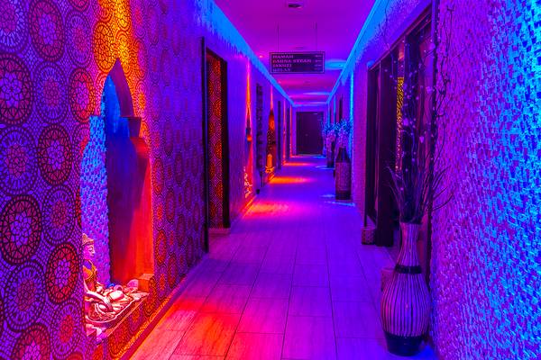 Korridor im Eftalia Aqua Resort mit farbigen Lichtern und dekorierten Wänden.