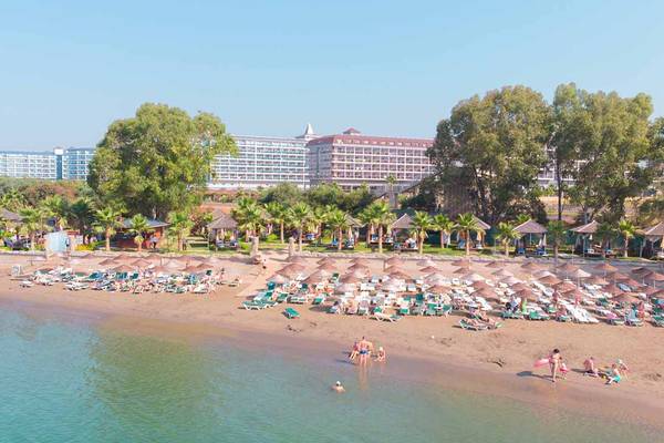 Aussicht auf den Strand und das Eftalia Aqua Resort Hotel in Antalya.