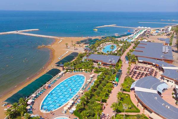 Luftaufnahme des Eftalia Aqua Resorts am Meer mit Pools, Strand und Wasserrutschen.