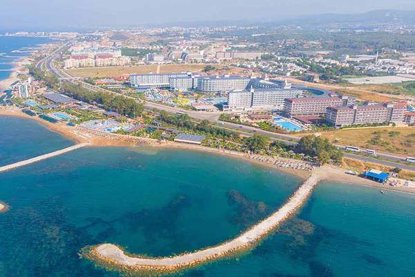 Luftaufnahme des Eftalia Aqua Resorts mit Blick auf das Meer und mehrere Gebäude.