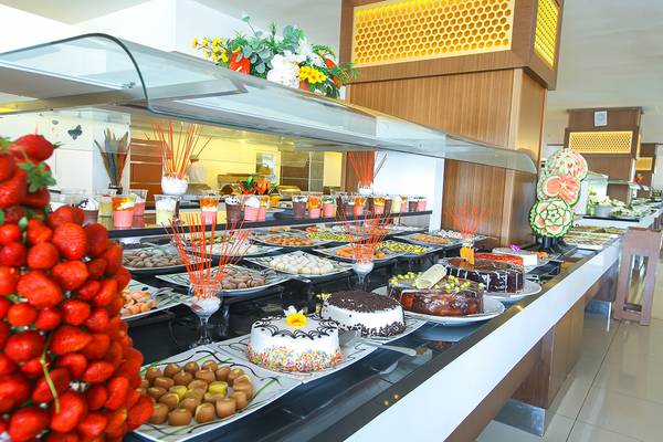 Buffet im Eftalia Aqua Resort mit einer Vielzahl von Desserts und Früchten.