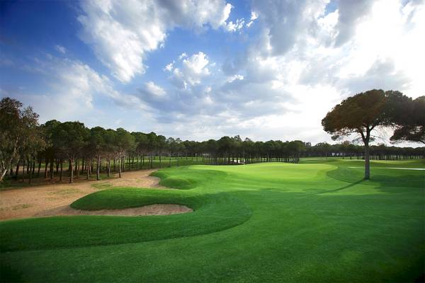 Golfplatz des Voyage Belek Golf & Spa Hotels mit Bäumen und Bunkern