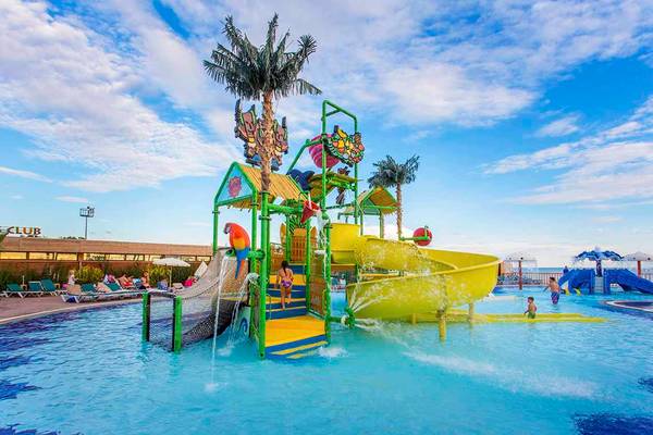 Wasserrutsche im Eftalia Aqua Resort mit Kindern, die Spaß haben.