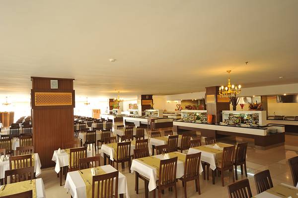 Innenansicht des Restaurants im Eftalia Aqua Resort mit gedeckten Tischen und Buffet.
