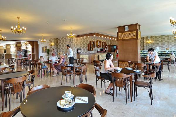 Innenbereich des Restaurants im Eftalia Aqua Resort mit Gästen an Tischen und Bedienung.