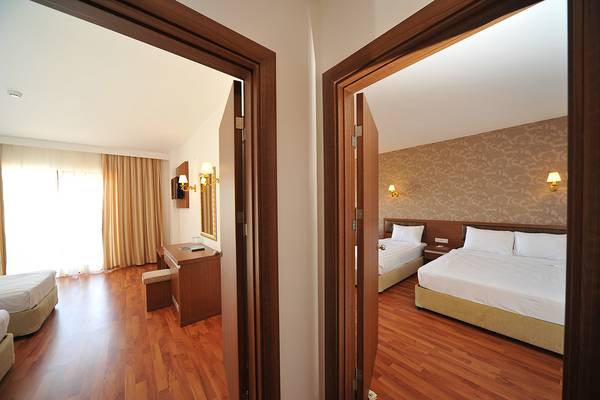 Hotelzimmer im Eftalia Aqua Resort mit zwei Betten, Dekor und Möbeln.