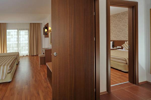 Doppelzimmer im Eftalia Aqua Resort Hotel mit zwei Betten und Blick auf die Außentür.