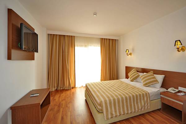 Hotelzimmer mit Doppelbett, Fernseher und Nachttisch im Eftalia Aqua Resort