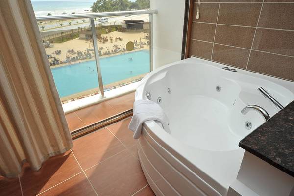 Jacuzzi im Eftalia Aqua Resort mit Aussicht auf den Pool und das Meer