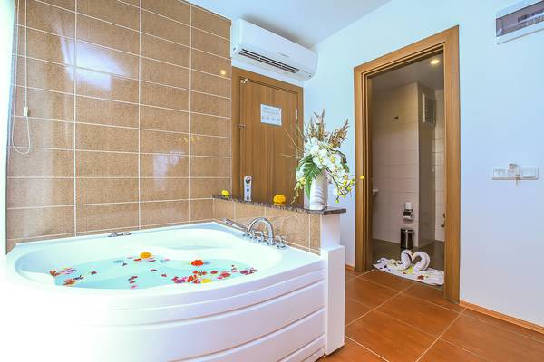 Badezimmer mit Whirlpool, Blumen und Klimaanlage, Eftalia Aqua Resort.