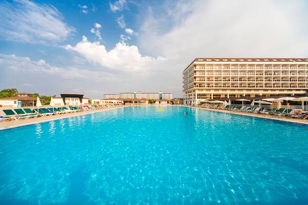 Hauptpool des Eftalia Aqua Resorts mit Sonnenliegen und Hotelgebäude im Hintergrund
