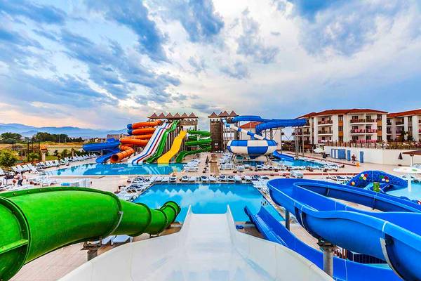 Außenbereich des Eftalia Aqua Resorts mit mehreren Wasserrutschen und einem großen Pool.