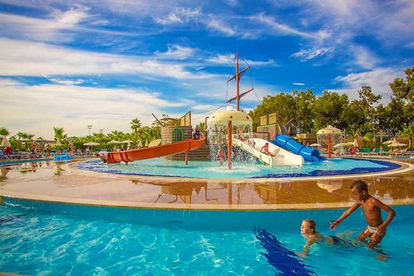 Wasserpark im Eftalia Aqua Resort mit Wasserrutschen und spielenden Kindern.