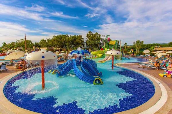 Wasserpark im Eftalia Aqua Resort mit verschiedenen Rutschen und Pools.