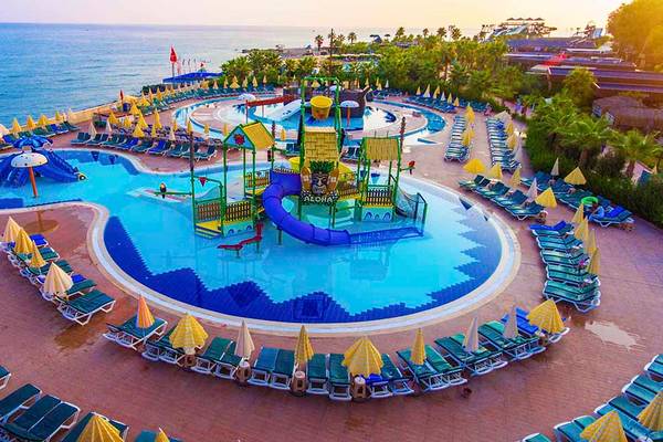 Luftaufnahme des Wasserparks im Eftalia Aqua Resort mit Rutschen und vielen Sonnenliegen.