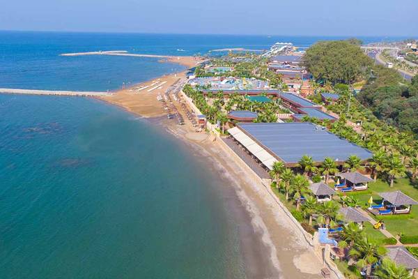 Luftaufnahme des Eftalia Aqua Resorts mit Blick auf den Strand und das Meer.