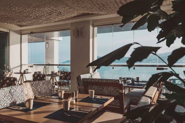 Innenansicht des Restaurants im Amare Beach Hotel Ibiza mit Blick auf das Meer.