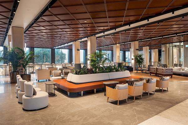 Innenansicht der Lobby im Voyage Belek Golf & Spa Hotel mit Möbeln, Pflanzen und Sitzgelegenheiten.