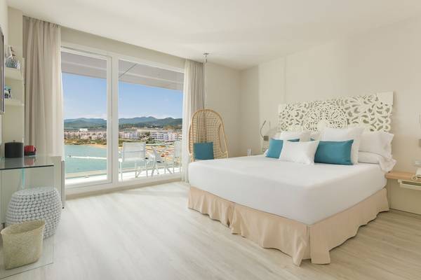 Zimmer im Amare Beach Hotel Ibiza mit Meerblick und Balkon.