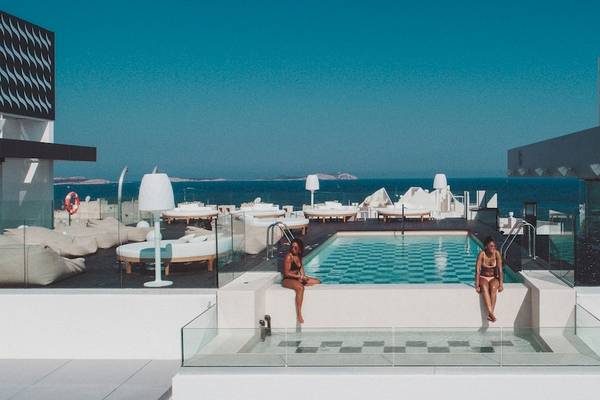 Zwei Frauen auf der Terrasse des Amare Beach Hotel Ibiza am Pool