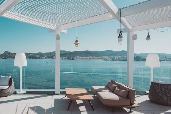 Außenterrasse des Amare Beach Hotel Ibiza mit Blick auf das Meer und die Küste.