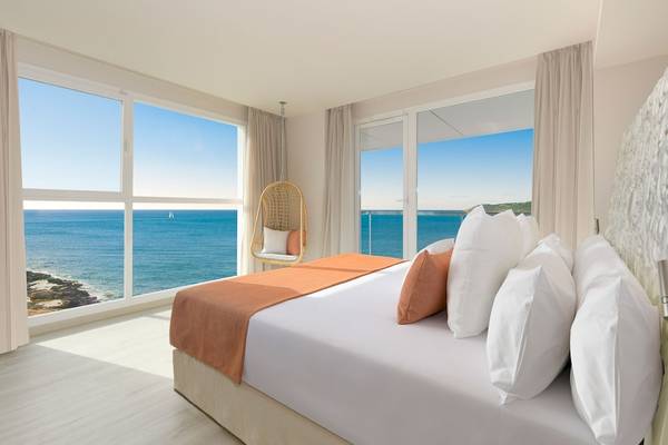 Zimmer im Amare Beach Hotel Ibiza mit Blick auf das Meer.