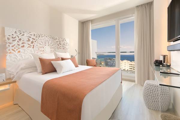 Hotelzimmer im Amare Beach Hotel Ibiza mit Meerblick, Bett und Balkon