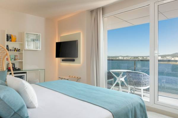 Ein modernes Hotelzimmer mit Meerblick im Amare Beach Hotel Ibiza