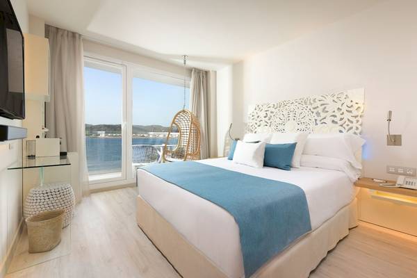 Zimmer im Amare Beach Hotel Ibiza mit Blick auf das Meer und eine Hängematte