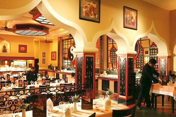 Innenansicht des Riu Caribe Hotels, Kellner bedient Tische im Restaurant