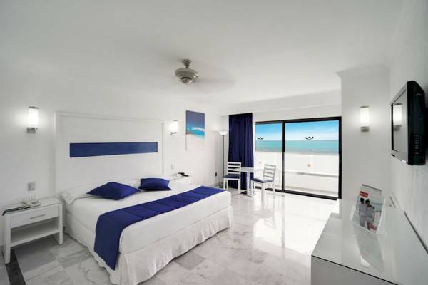 Ein modernes Hotelzimmer im Riu Caribe mit Blick auf das Meer.