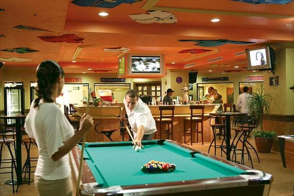 Billardtisch im Riu Caribe Hotel, zwei Gäste spielen Billard.