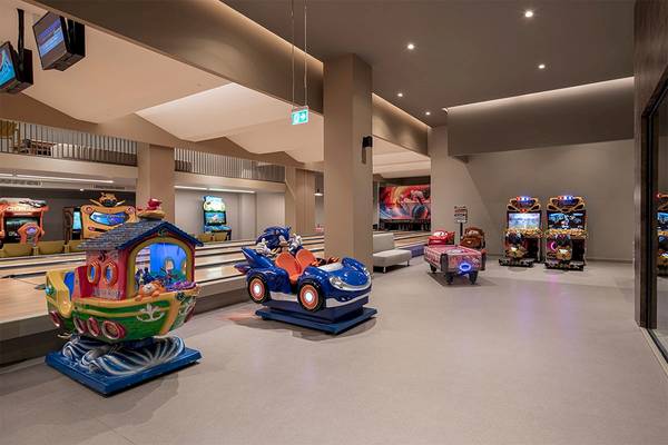 Spielbereich im Voyage Belek Golf & Spa mit verschiedenen Spielgeräten und Bowlingbahnen.