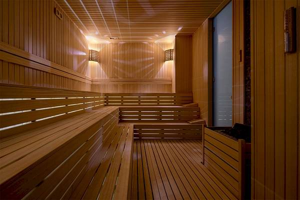 Innenansicht der Sauna im Voyage Belek Golf & Spa Hotel mit Holzwänden und Bänken