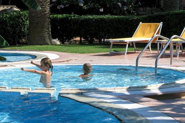Zwei Kinder schwimmen im Pool des Baia del Sole Hotels