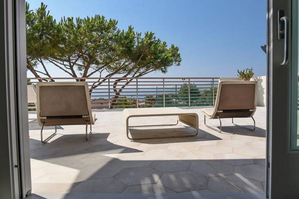 Terrasse des Baia del Sole Hotels mit Blick auf das Meer und grüne Bäume
