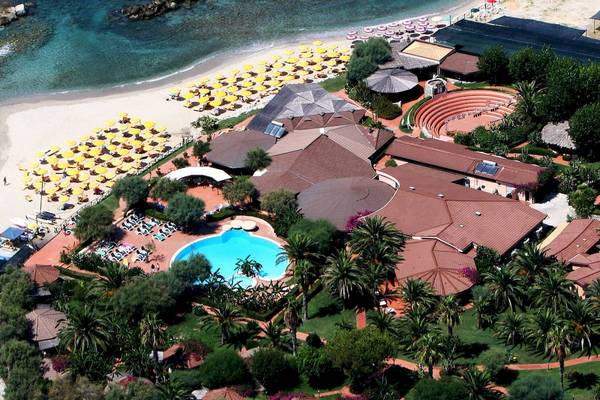Luftaufnahme des Baia del Sole Hotels mit Pool, Sonnenliegen und Gebäuden am Strand