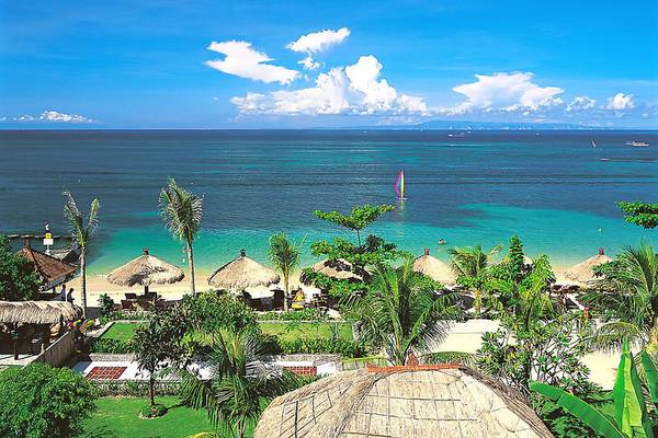 Aussicht auf den Strand des Sol Benoa Bali Hotels mit Segelboot im Meer