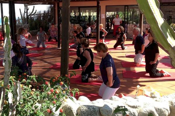 Yoga-Kurs unter einem Pavillon im Freien im Hotel Baia del Sole.