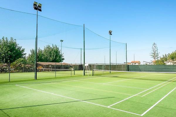 Tennisplatz im Freien mit Netz und Beleuchtungsmasten, Baia del Sole