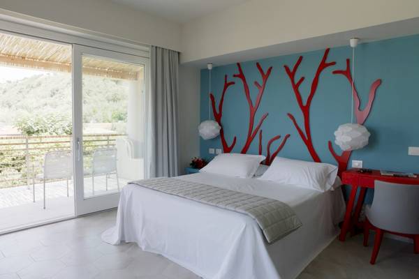 Hotelzimmer im Baia del Sole mit einem Bett, rotem Wanddesign und einem Balkon