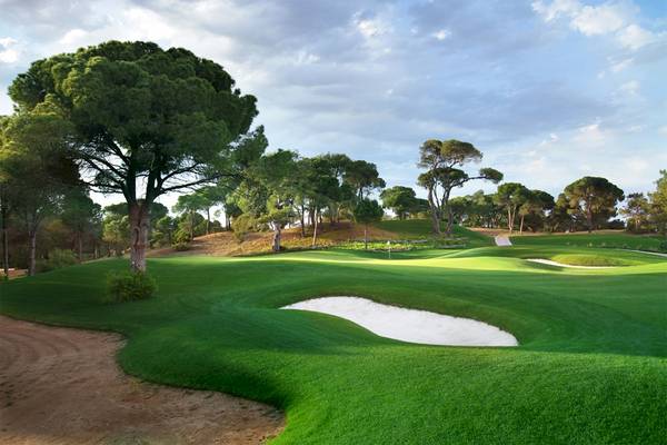 Golfplatz des Voyage Belek Golf & Spa Hotels mit Grünflächen und Bäumen.