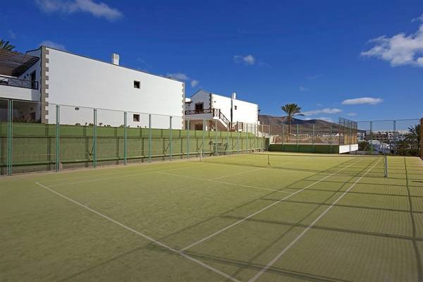 Tennisplatz im Freien neben dem Mirador Papagayo by LIVVO Hotel