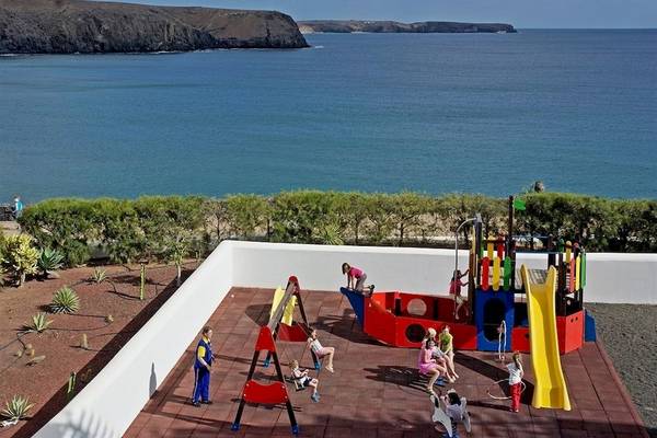 Spielplatz im Mirador Papagayo by LIVVO mit Blick auf das Meer und Klippen