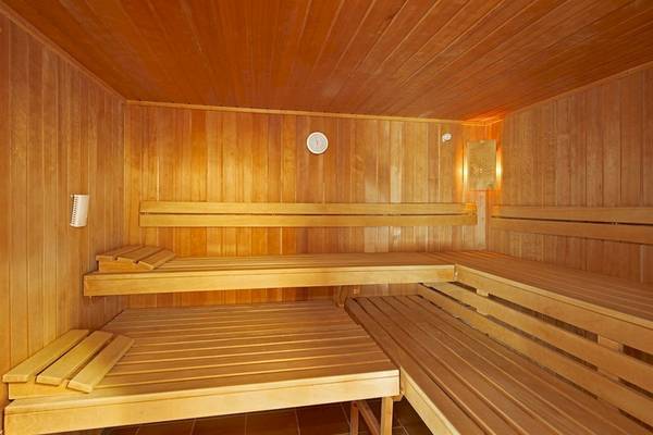 Innenbereich der Sauna im Mirador Papagayo by LIVVO mit hölzernen Bänken und Wänden.